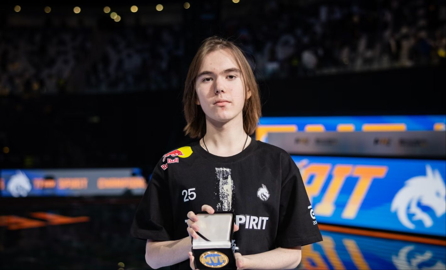 英雄联盟“克里斯关下门”的克里斯回归IG，马上就与超话粉丝互撕